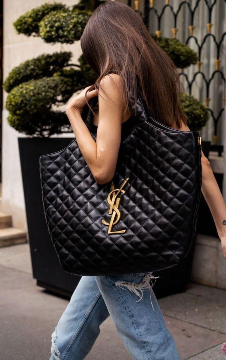 SAINT LAURENT
Icare leather tote